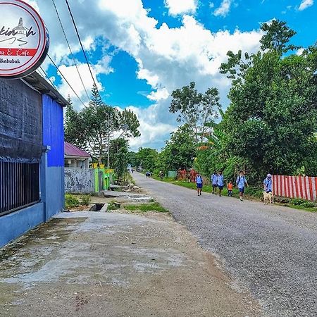 Shekinah Homestay & Cafe Waikabubak Mitra Reddoorz Zewnętrze zdjęcie