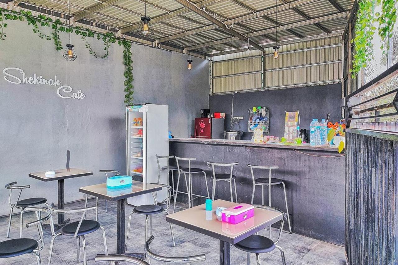 Shekinah Homestay & Cafe Waikabubak Mitra Reddoorz Zewnętrze zdjęcie