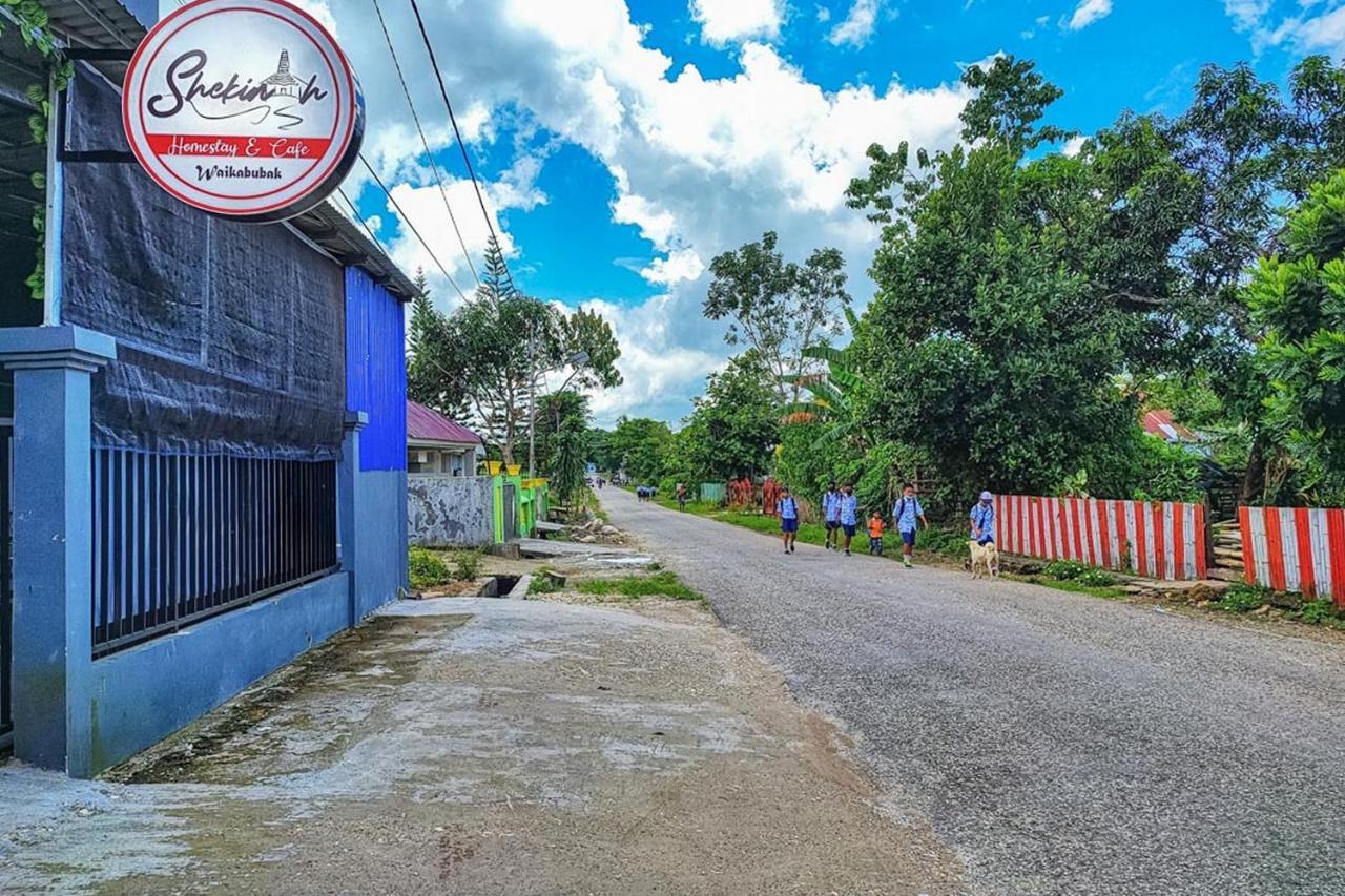 Shekinah Homestay & Cafe Waikabubak Mitra Reddoorz Zewnętrze zdjęcie