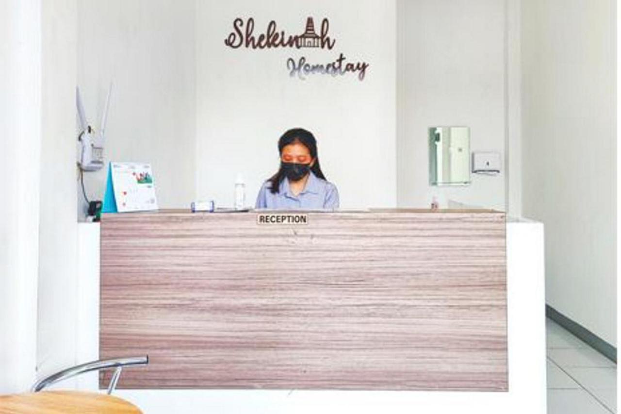 Shekinah Homestay & Cafe Waikabubak Mitra Reddoorz Zewnętrze zdjęcie