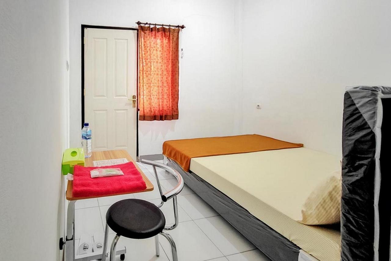 Shekinah Homestay & Cafe Waikabubak Mitra Reddoorz Zewnętrze zdjęcie