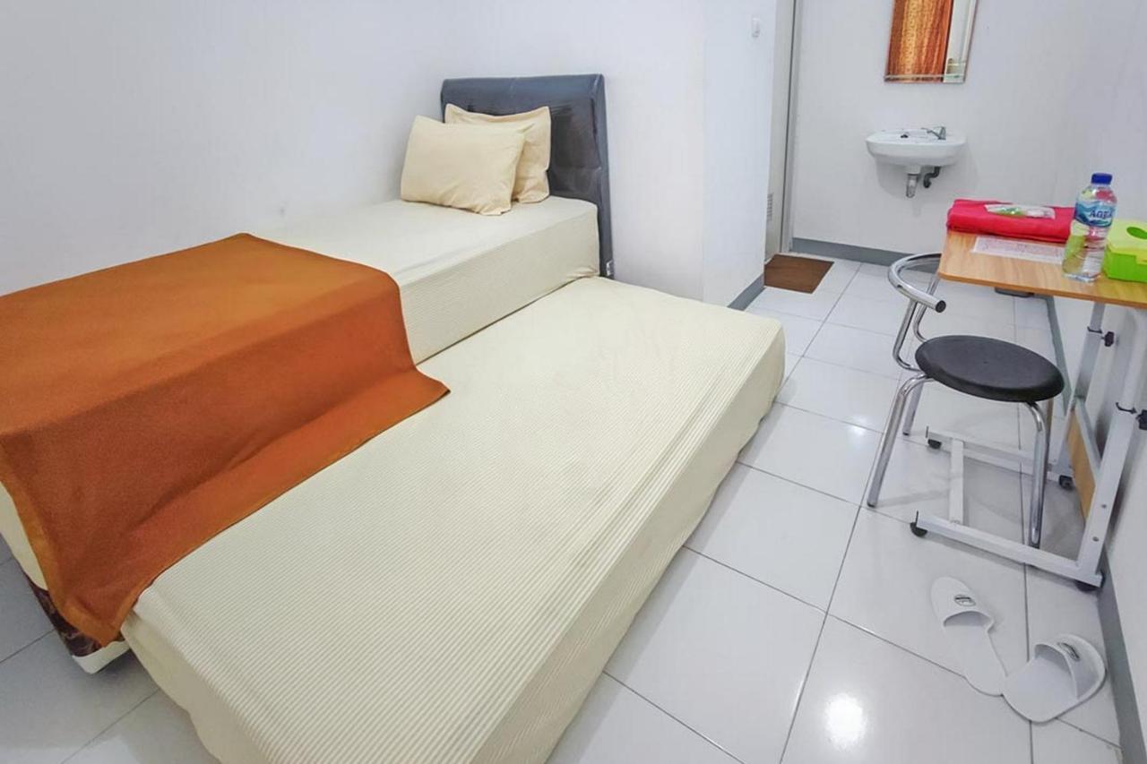 Shekinah Homestay & Cafe Waikabubak Mitra Reddoorz Zewnętrze zdjęcie