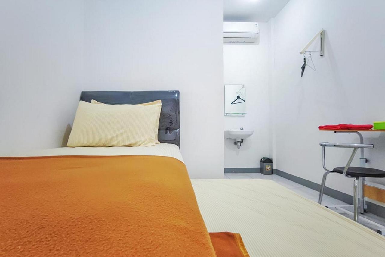 Shekinah Homestay & Cafe Waikabubak Mitra Reddoorz Zewnętrze zdjęcie
