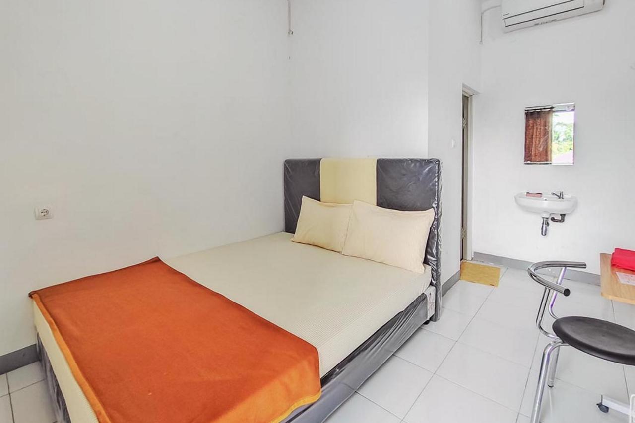 Shekinah Homestay & Cafe Waikabubak Mitra Reddoorz Zewnętrze zdjęcie
