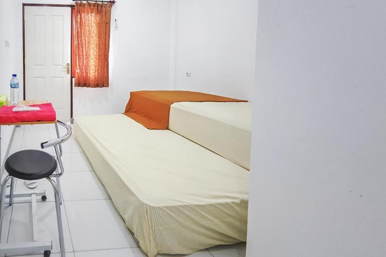 Shekinah Homestay & Cafe Waikabubak Mitra Reddoorz Zewnętrze zdjęcie
