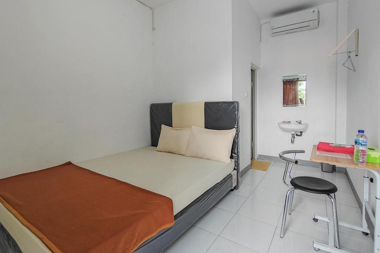 Shekinah Homestay & Cafe Waikabubak Mitra Reddoorz Zewnętrze zdjęcie